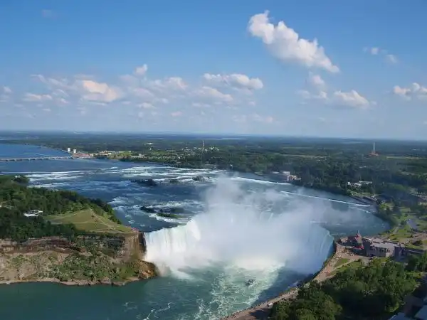 1280px Canadian Horseshoe Falls with Buffalo in background