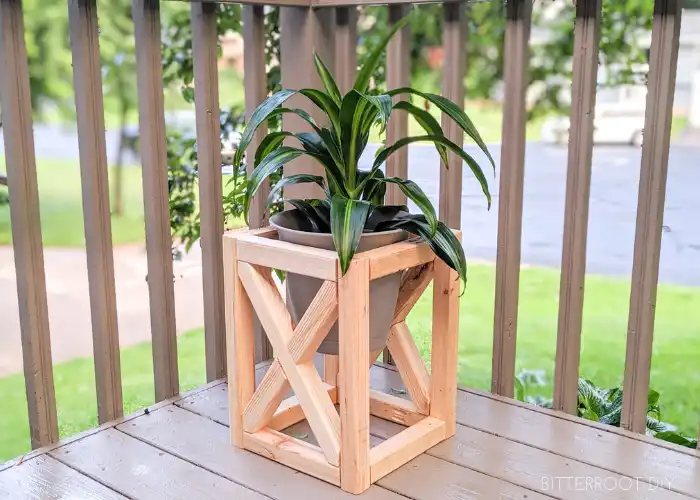 simple outdoor DIY plant stands