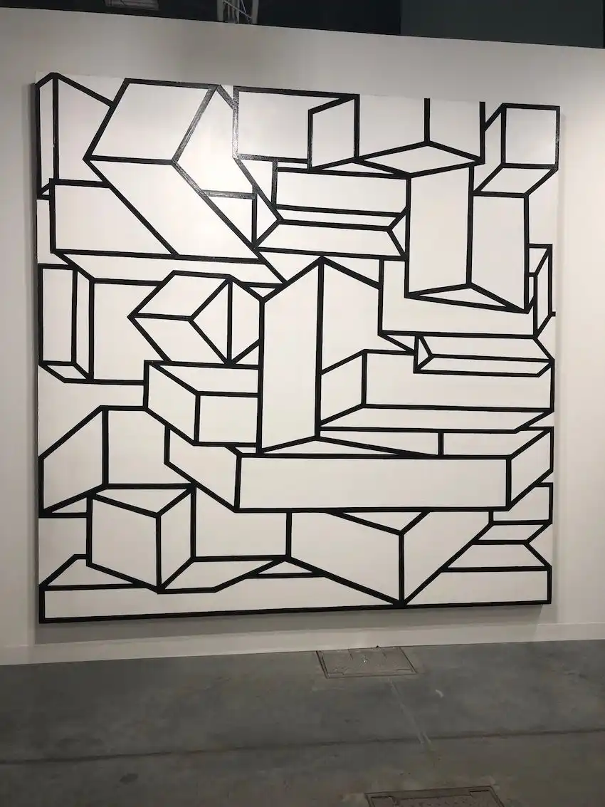 Large-scale geometrics are eye-catching without being distracting.