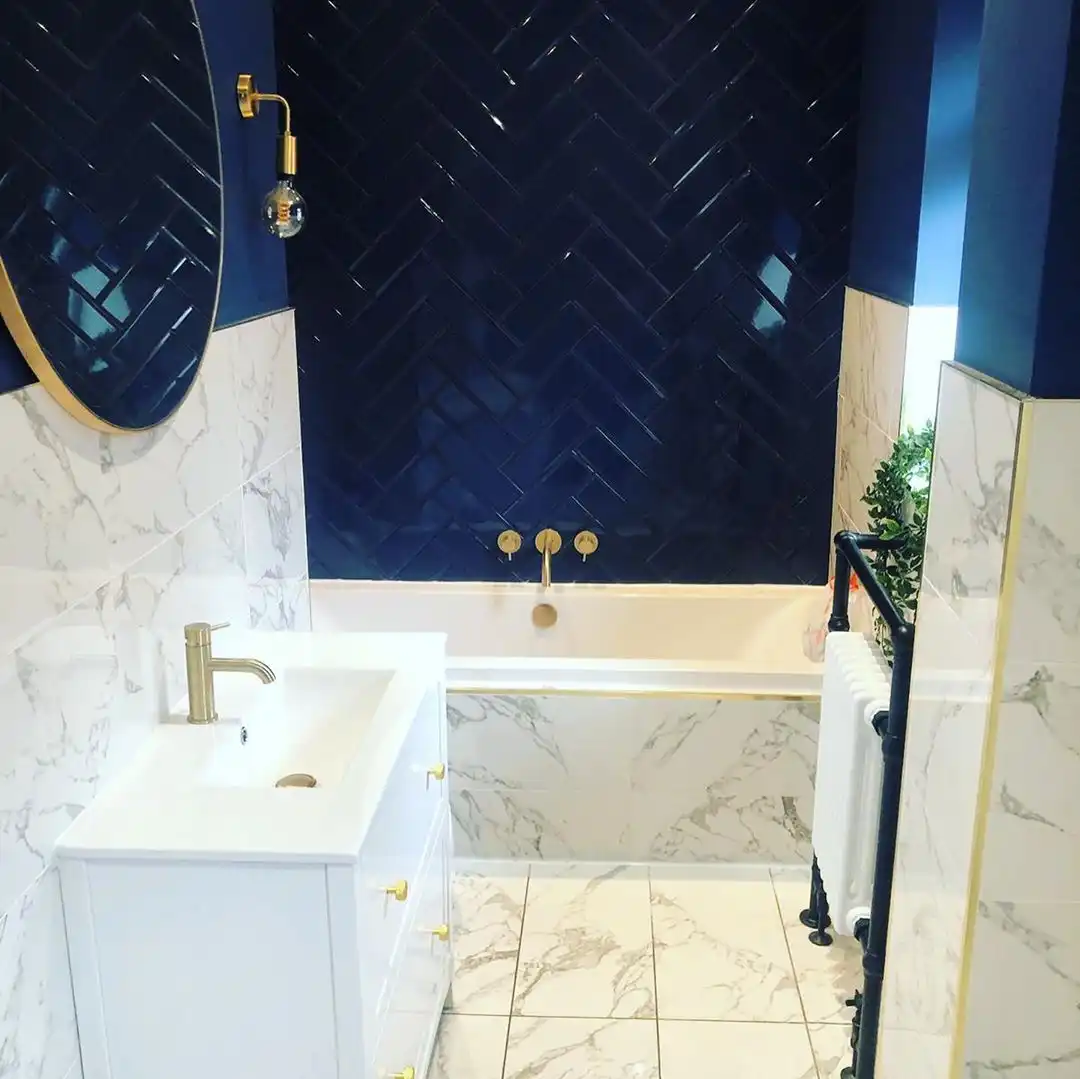 Accent blue chevron tiles bathroom decor
