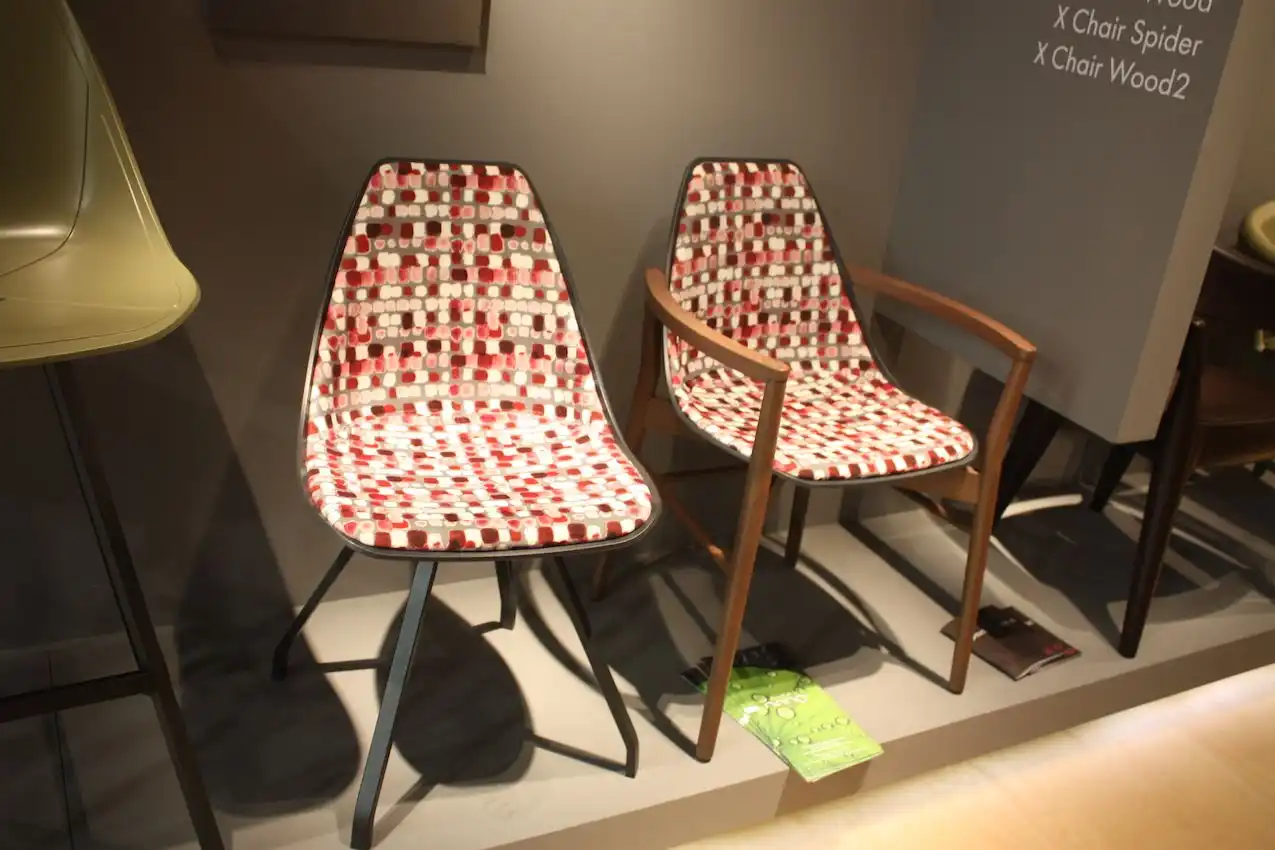 Dining chairs can have arms or not, depending on personal preference.