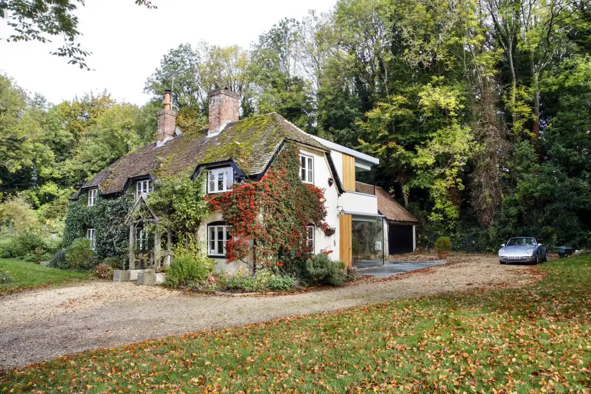 A beautiful cottage in the English countryside 