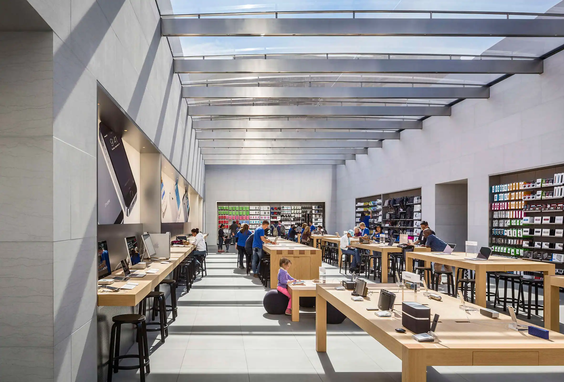 Apple Store Stanford by Bohlin Cywinski Jackson Wood Table