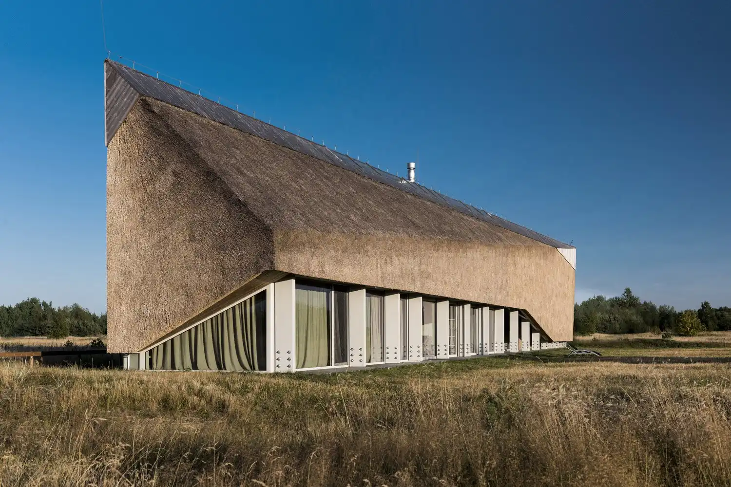 Archispektras completed the Duna House with thatched roof