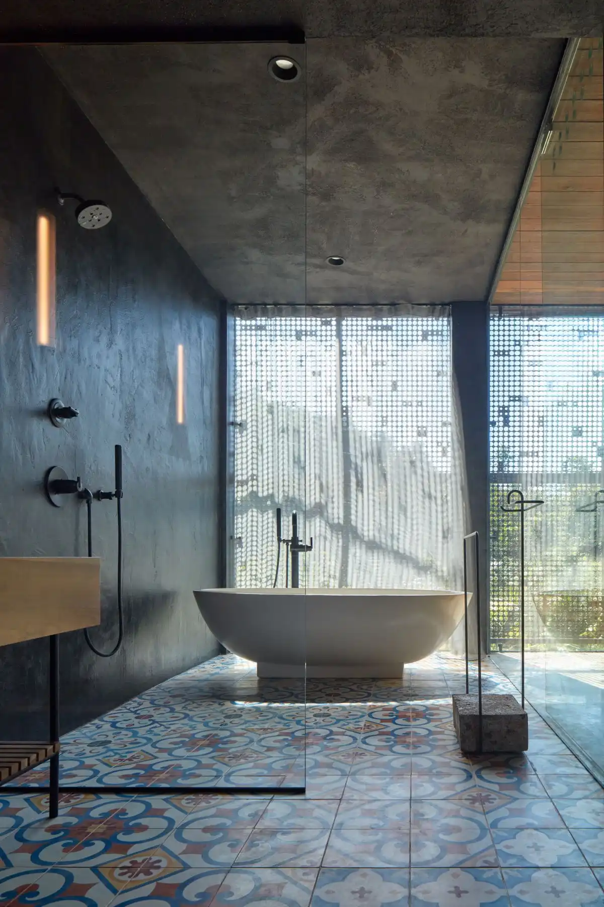 Atelier Costa Rica house with Green Roof by Formafatal freestanding tub