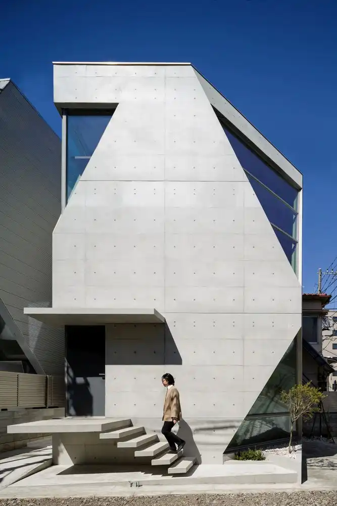 R-Torso-C House by Atelier Tekuto