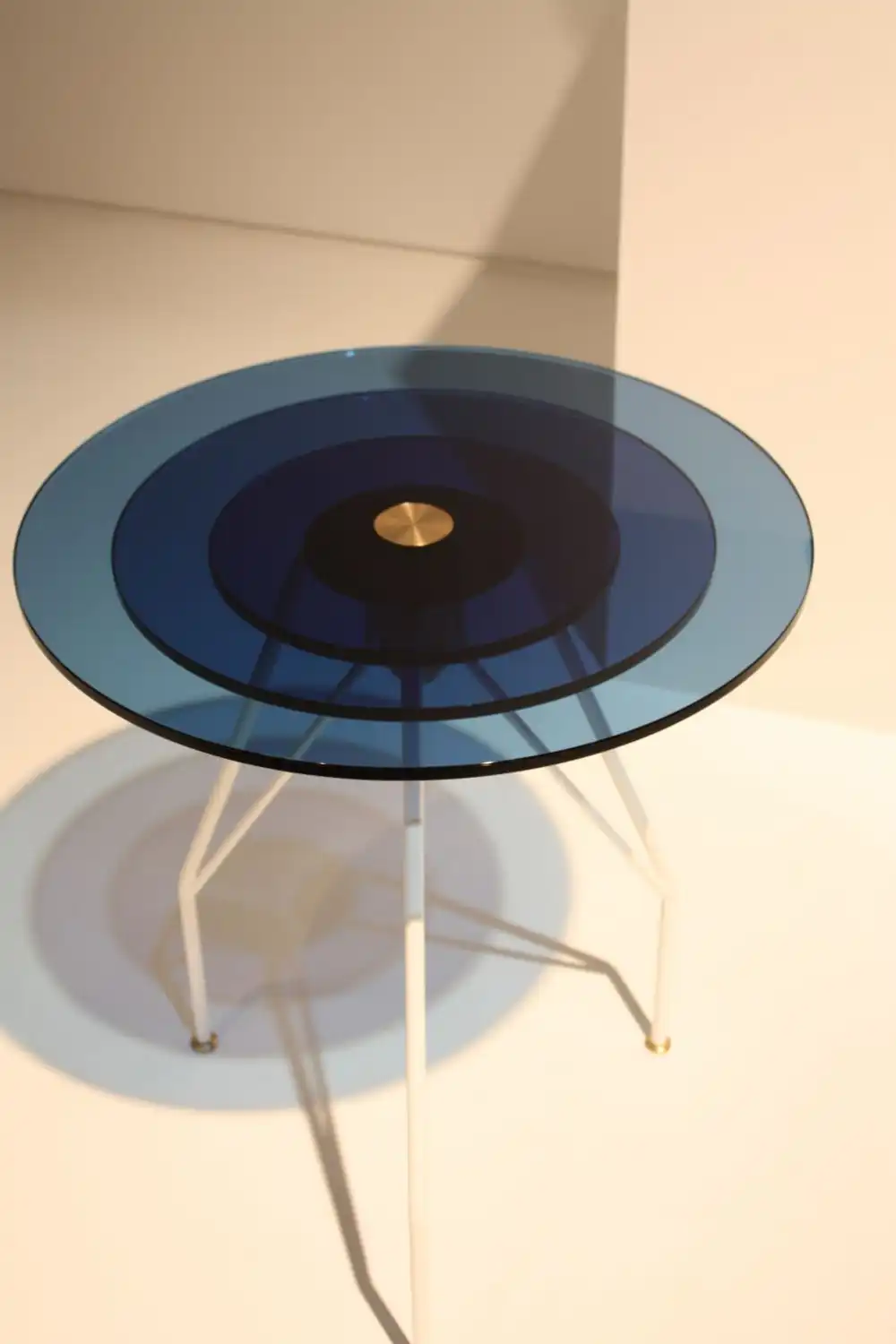 The concentric circles that make up the top of this table create a beautiful ombre effect