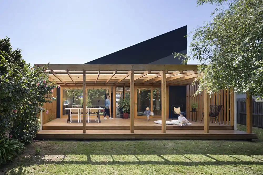 Backyard Pergola by Joyful House Mihaly Slocombe