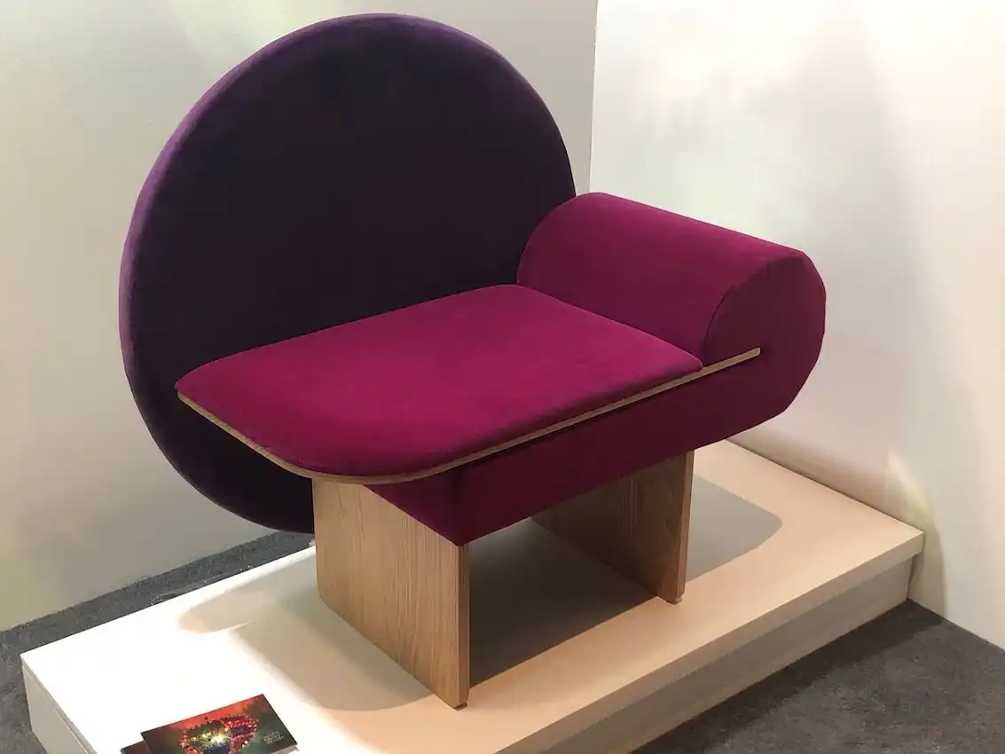 This glamorous chair is very eye-catching thanks to its shape.