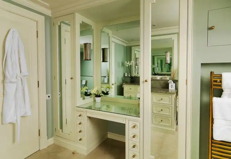 Bathroom dressing corner