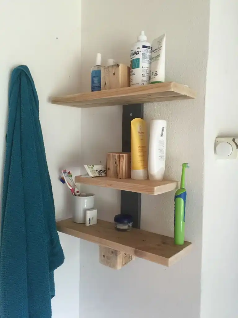 Bathroom pallet shelves
