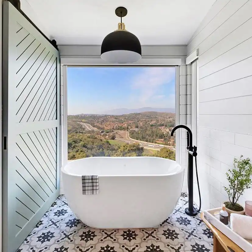 Bathroom with amazing view and rount tub