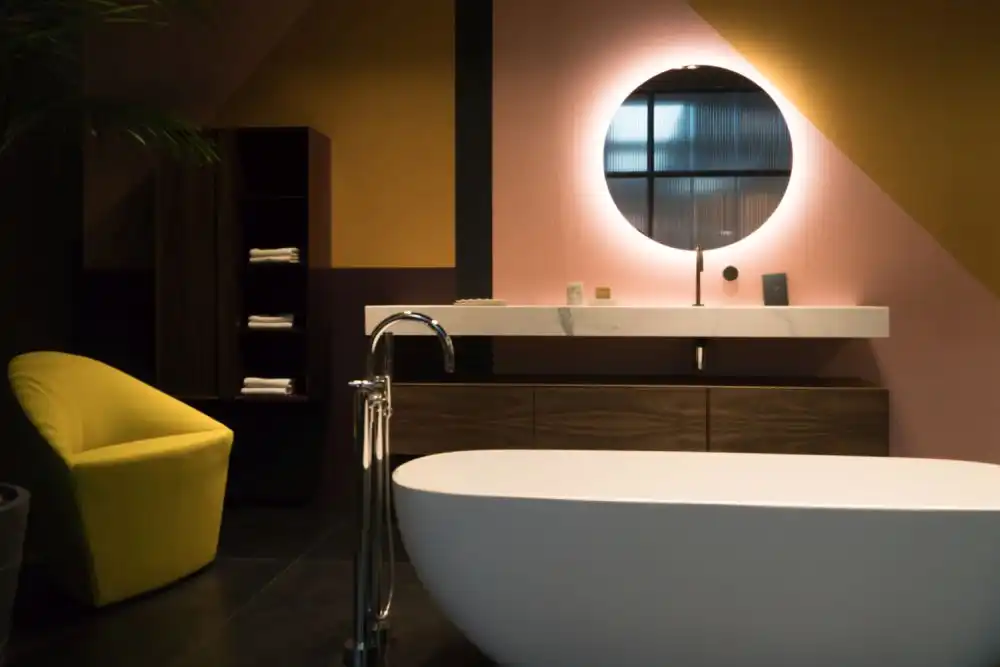Bathtub with an oval shape and accent chair