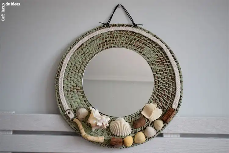 Decorate the mirror frame with shells and pebbles