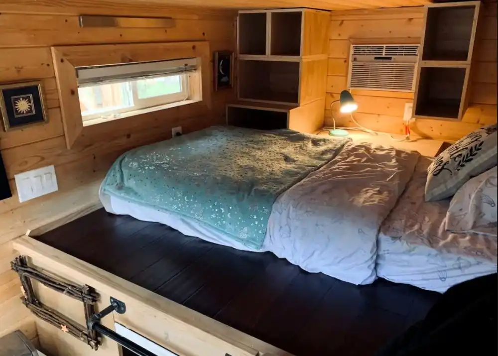 Beautiful Mt Laguna Tiny House bed