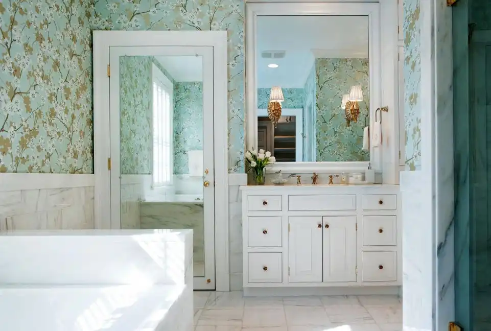 Beautiful bathroom flower wallpepr and mirror over the door