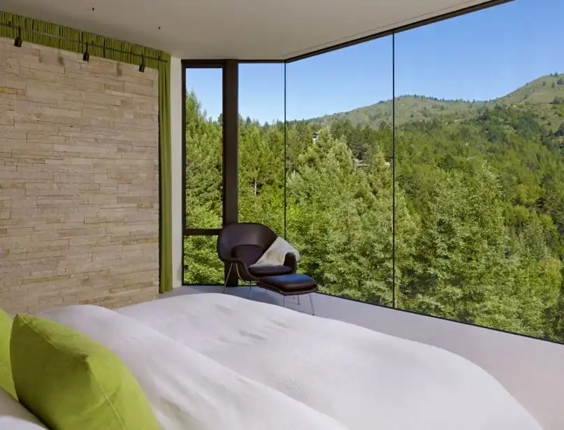 In many homes, the view is the star of the show. Saarinen's womb chair has a low, elegant profile that adds seating without detracting from the view afforded by the floor-to-ceiling windows.