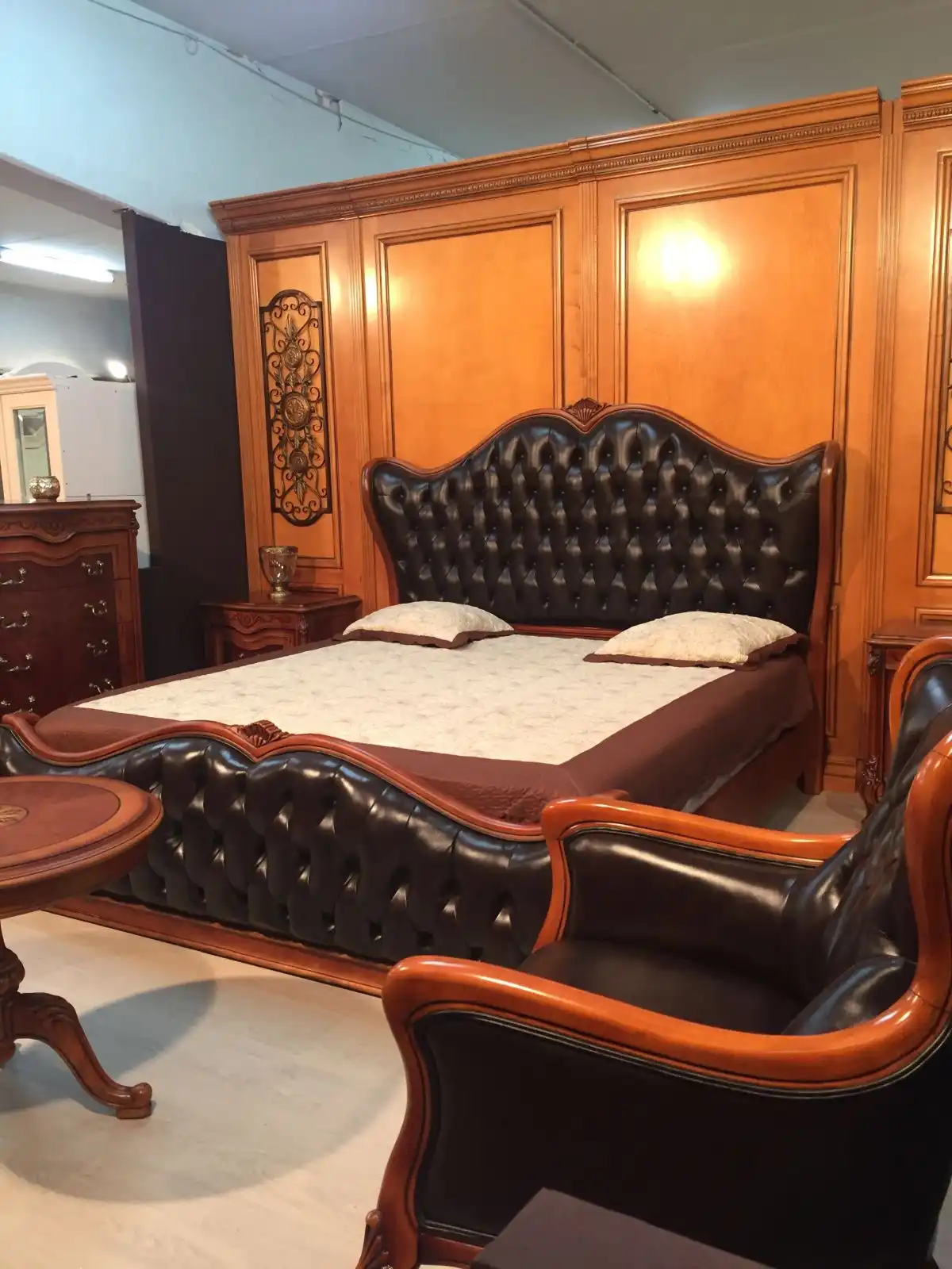 Bedroom furniture set in solid wood and leather tufted bed