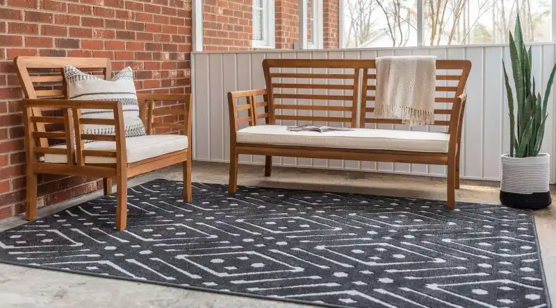 Black and White Outdoor Rugs That Fit Any Space And Style