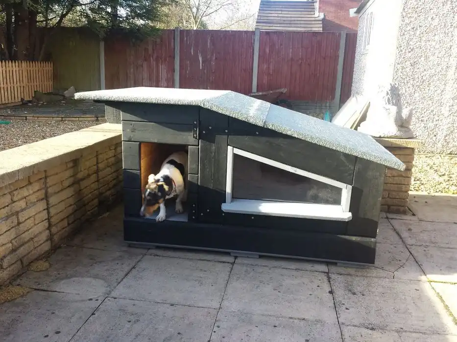 Black pallet luxury dog house