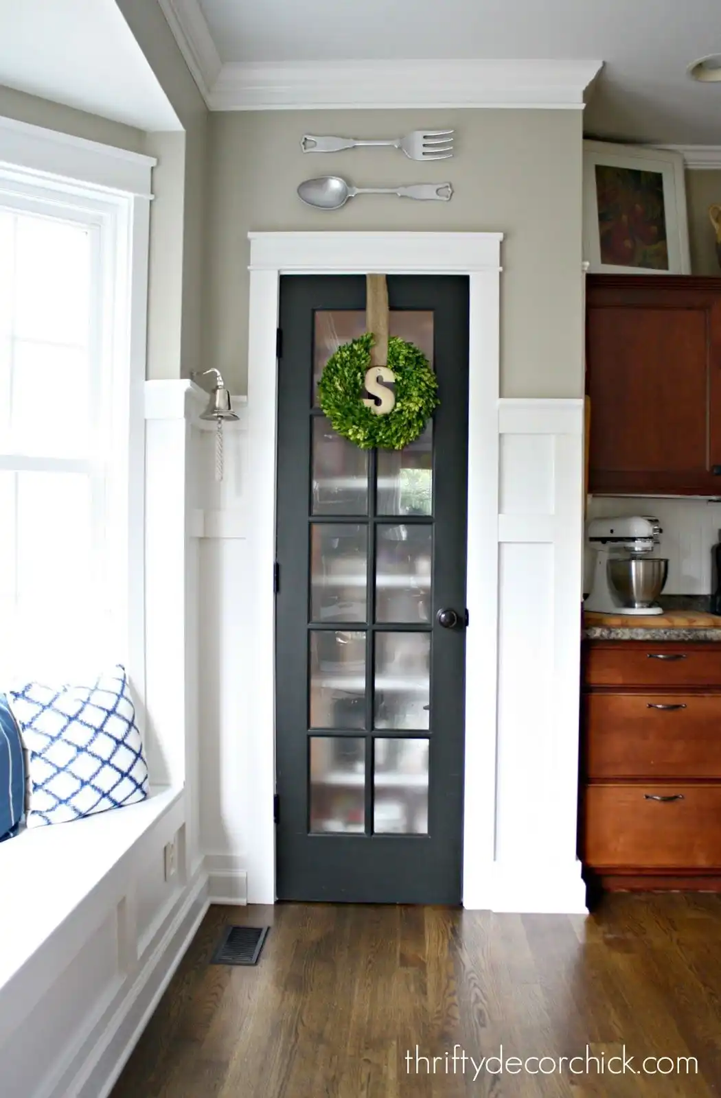 Create cohesion with a frosted glass door