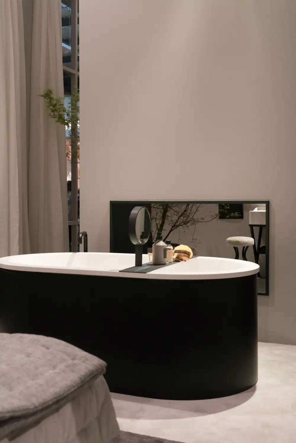 Black rounded bathtub design