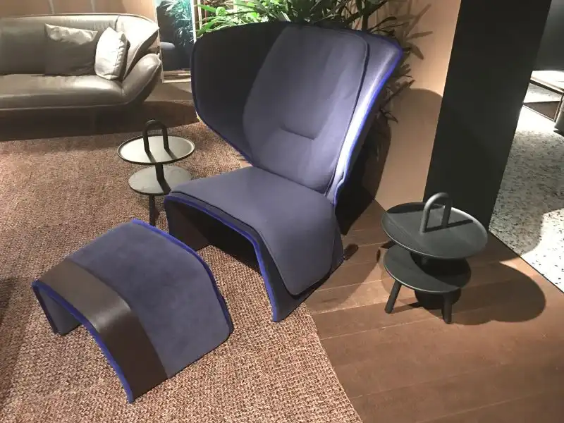 Blue 570 gender chair with ottoman design