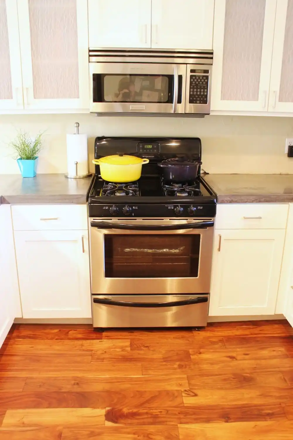Blue and yellow make a good kitchen color