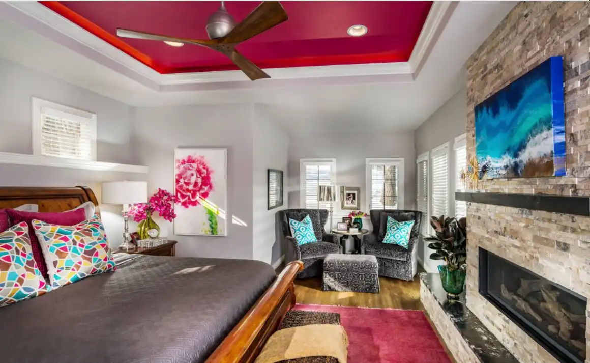 Bold ceiling and white walls paint