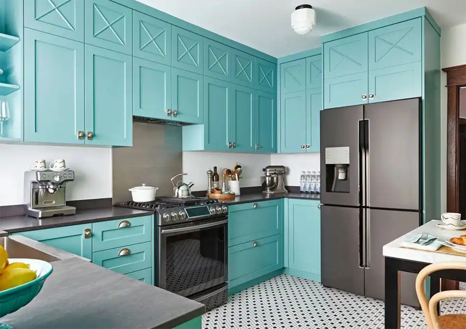 Bold turquouise kitchen decor