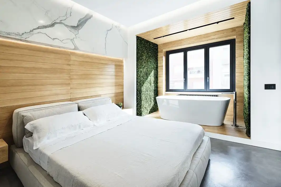 Brain fac bedroom with tub