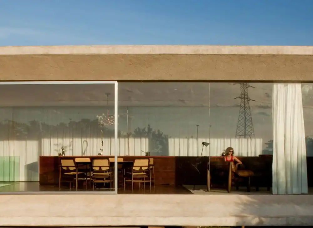 The full-height windows extend on both sides of the top volume, bringing in light and beautiful views