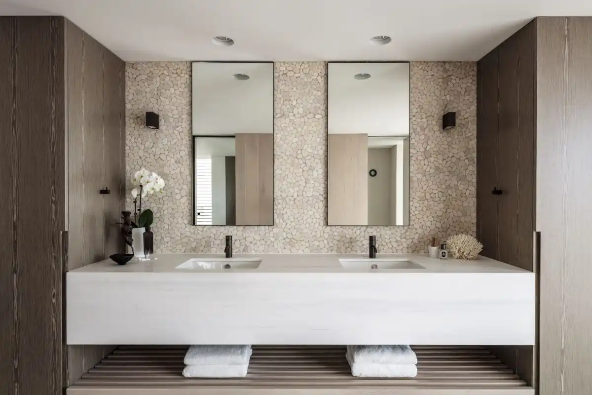 Calm and functional, this is a perfect arrangement for a master bathroom.