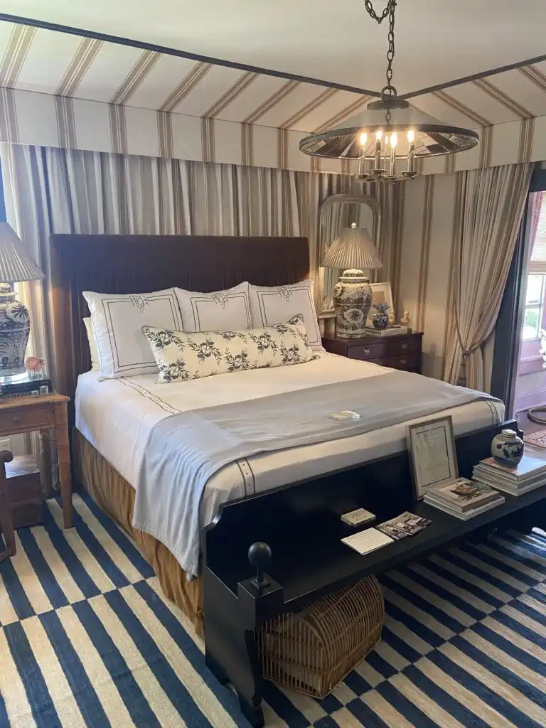 How to Decorate a Canopy Bed 