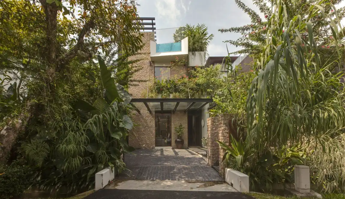 Cantilevered Merryn Road 40A by Aamer Architects