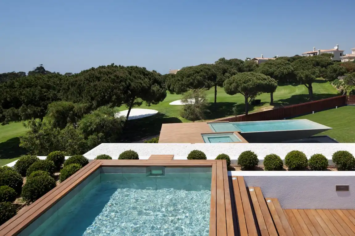 Casa Vale Do Lobo Cantilevered pool design