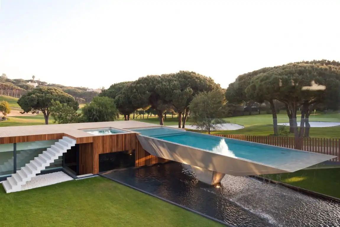 Casa Vale Do Lobo Cantilevered pool