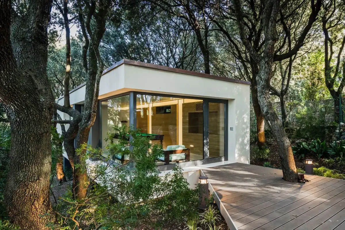 Casa nel Bosco suspended deck pierced by tree