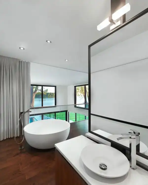 Chemin Bord du Lac bathroom