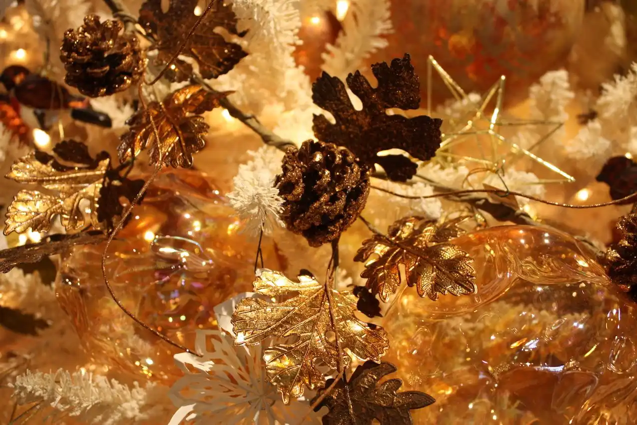 The glittered garland paired with the blown glass is sensational.