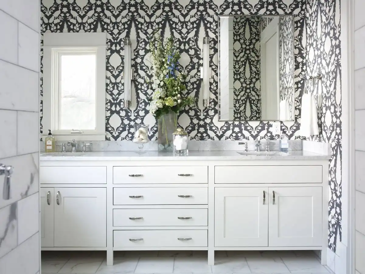 Classic bathroom fauna black and white wallpaper