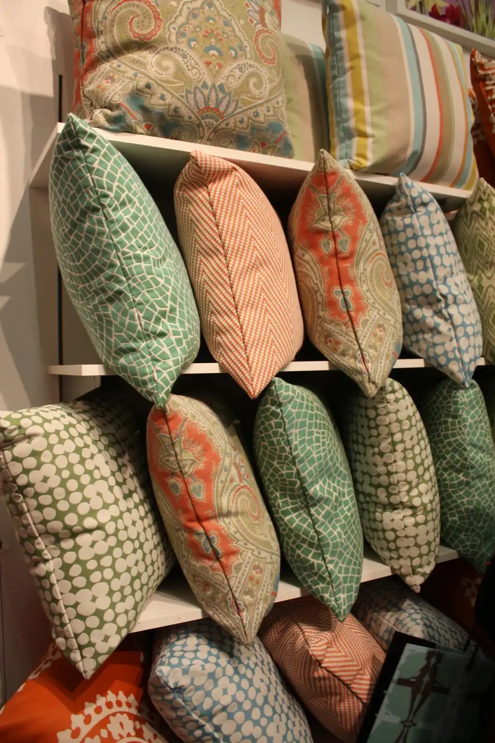 Colorful Pillows To Decorate The rooms