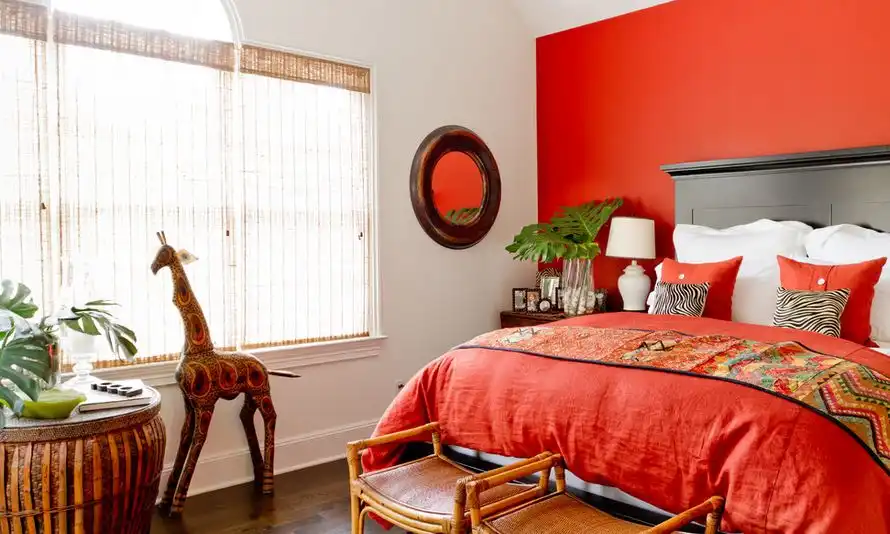 Combine red with various prints, patterns and textures to obtain an eclectic décor