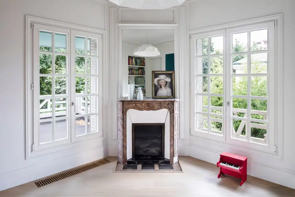 Compact corner fireplace