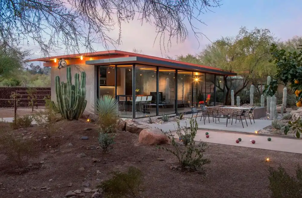 The new roof is in tone with the modern appearance of the new guest house as well as with its surroundings