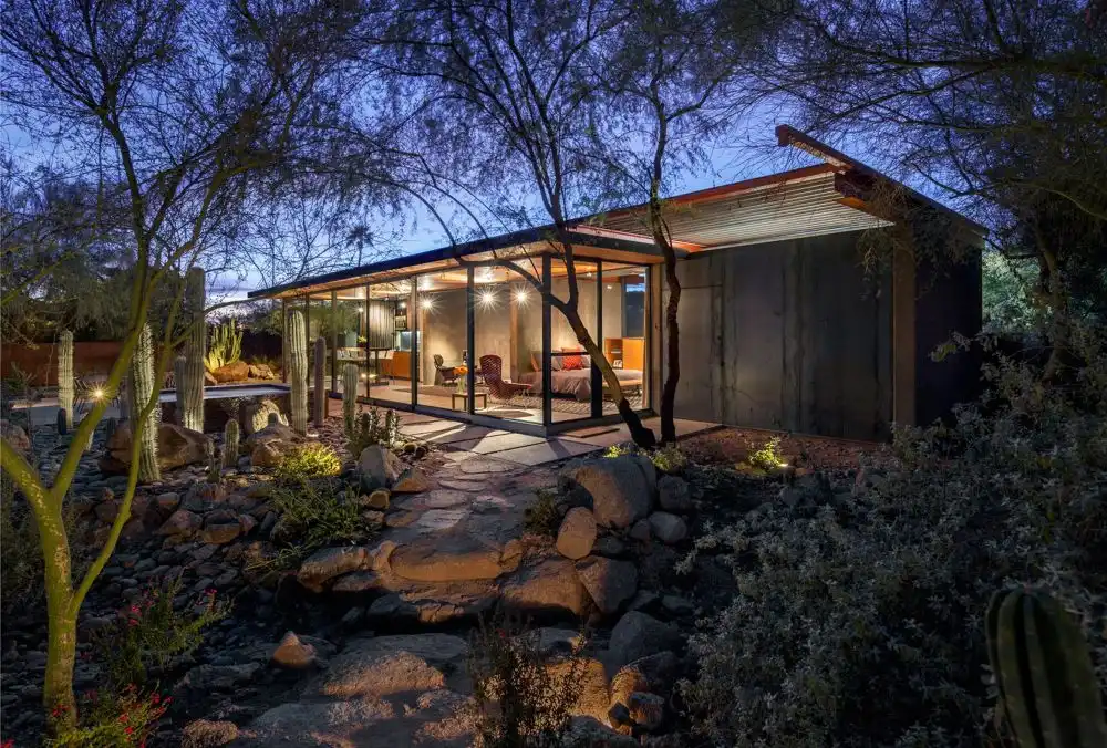 The architects managed to make the house blend in with the landscape while at the same time highlighting its uniqueness