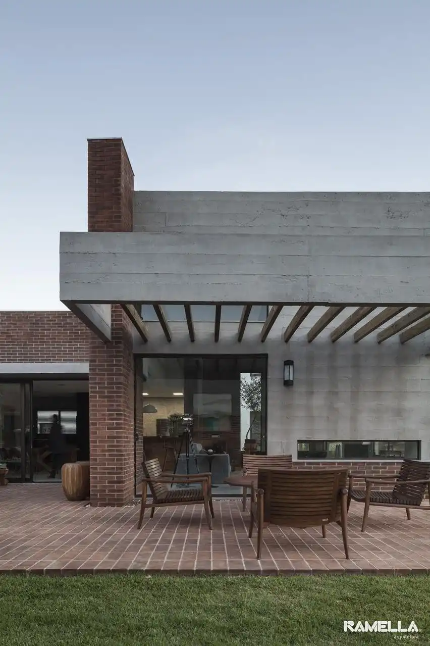 Concrete pergola by Hoff Residence design Ramella Arquitetura