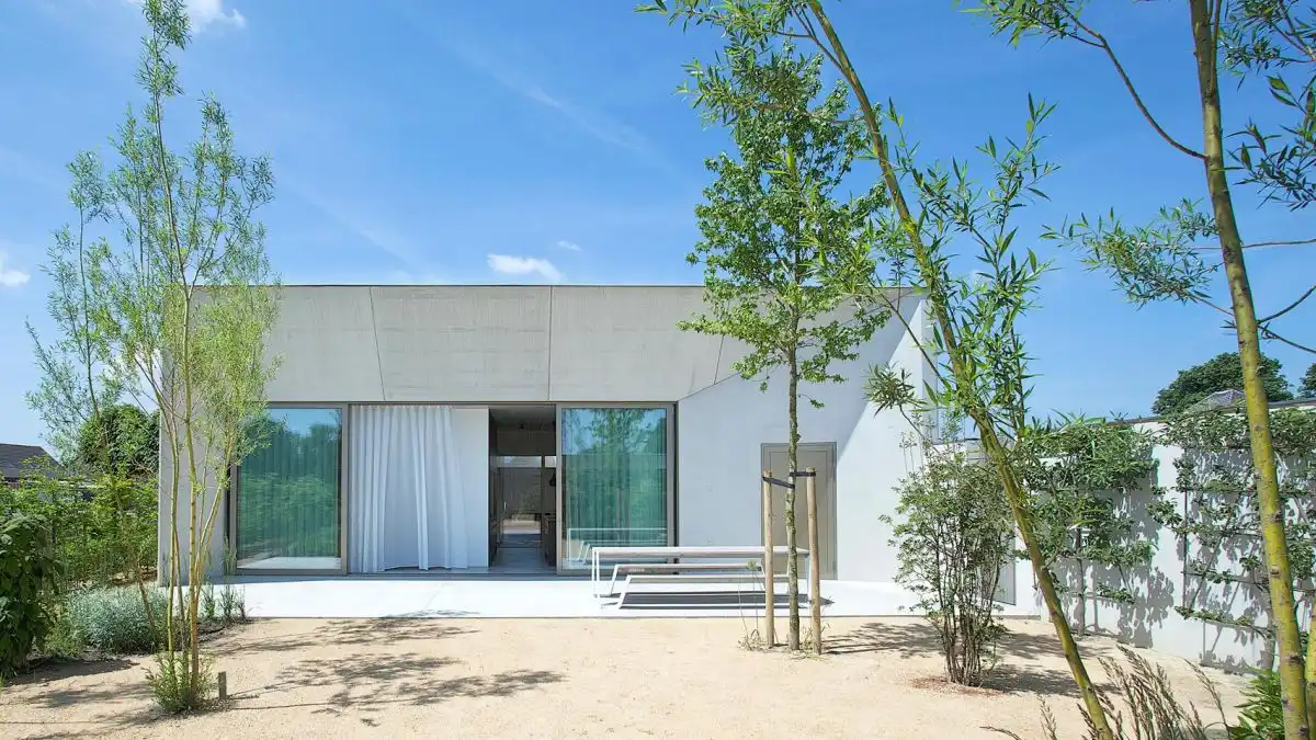 Concrete rural house by Clauwers Simon