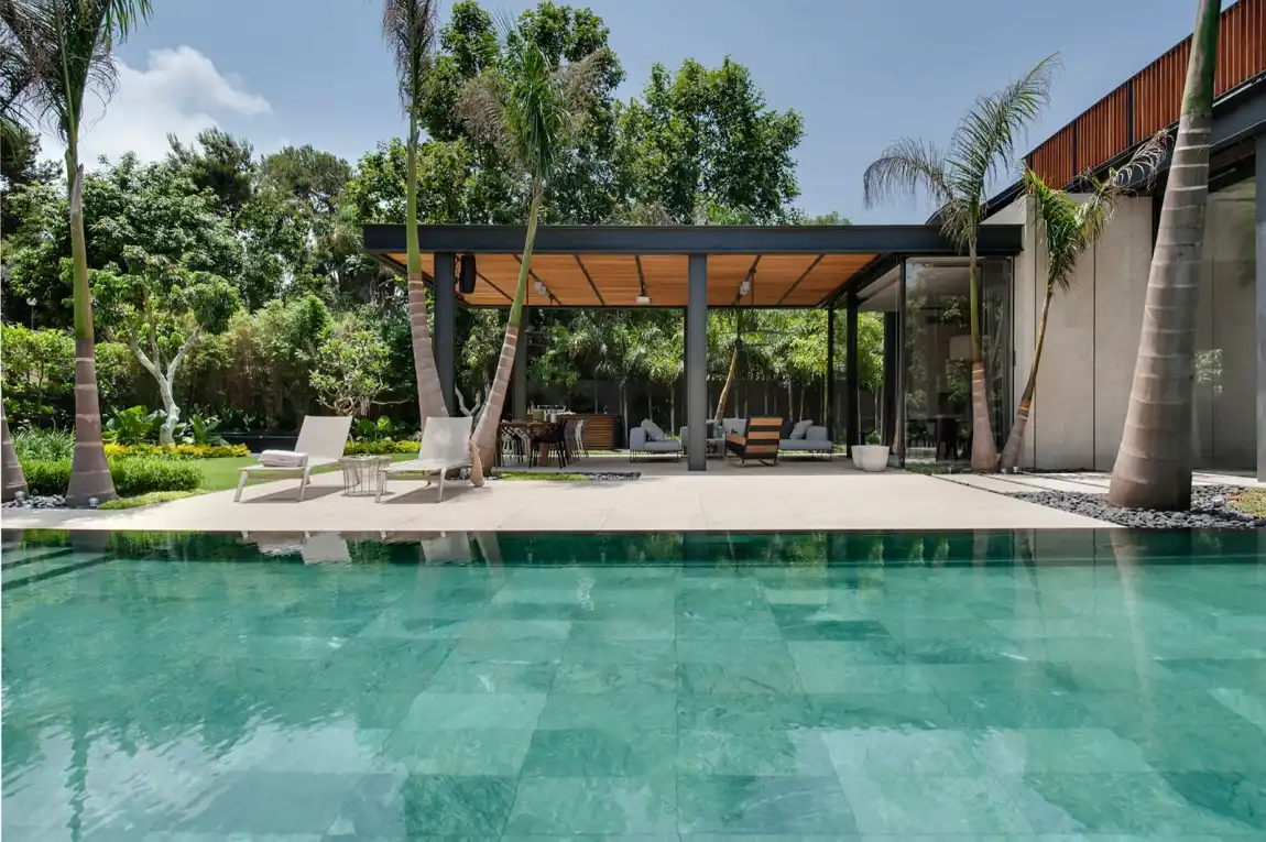Contemporary Home in Israel With gorgeous pergola