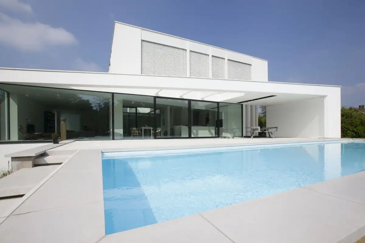 Contemporary House V by UAU Collectiv -swimming pool